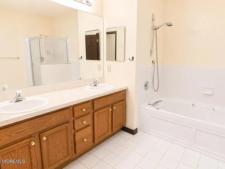 526 Saint Andrews Pl — Photo 8