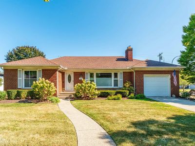 19680 W Kings Ct, Grosse Pointe Woods, MI, 48236