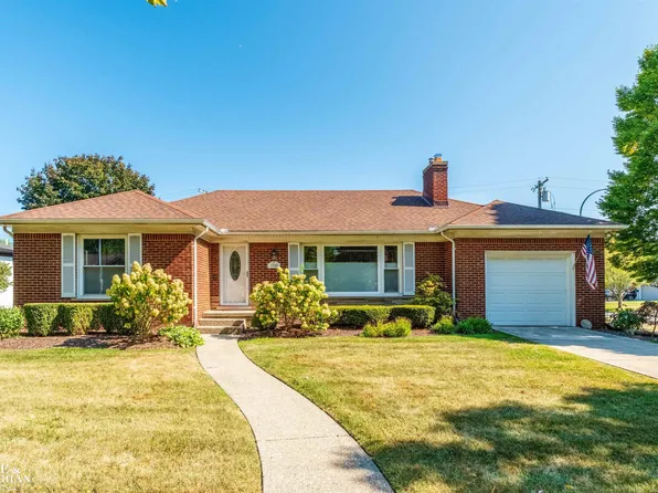 19680 W Kings Ct, Grosse Pointe Woods, MI 48236