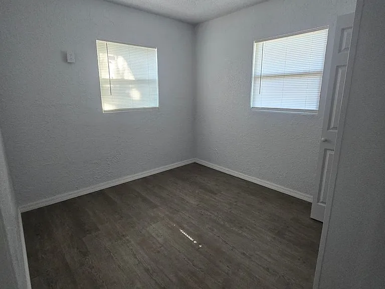 706 E Madison St — Photo 7