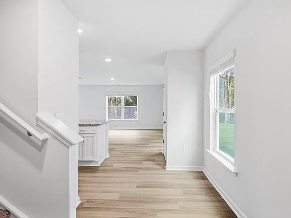 5th image of 523 Whitewater Rdg