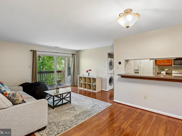 4 Banyan Wood Ct APT 203, Essex, MD 21221