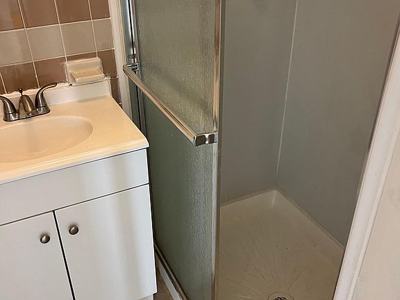 4th image of 210 Sinclair Ave Floor 1