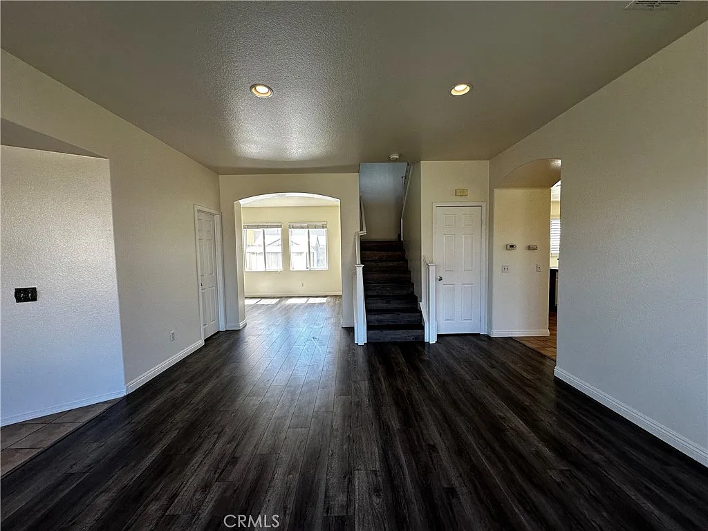4 bed, 2.5 bath, 2810 sqft, $3,800 — Photo 4