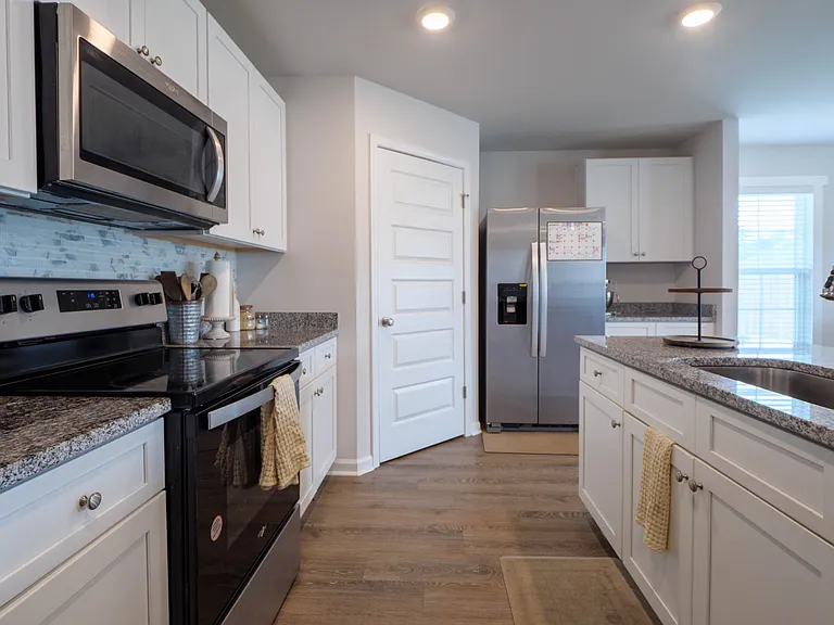 1716 Phillips Cir — Photo 9