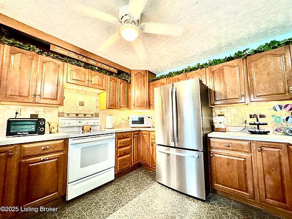 5th image of 10711 Charlene Dr