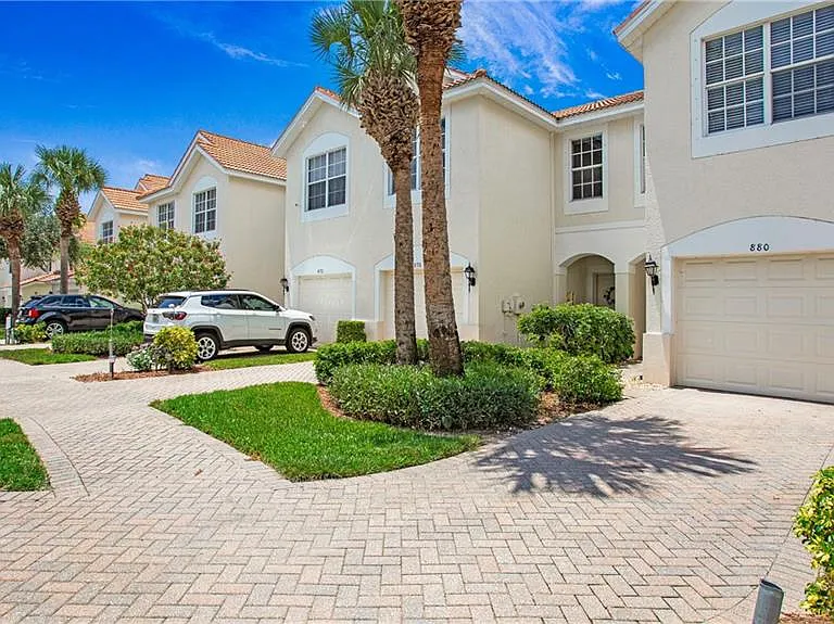 880 Hampton Cir — Photo 32