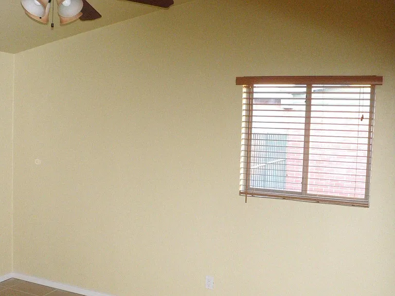 815 E Linden St — Photo 7
