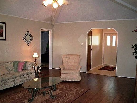 4th image of 3825 Fox Hollow Dr