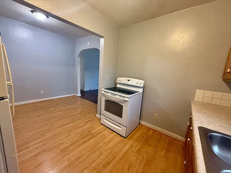 515 W Strowbridge St — Photo 4