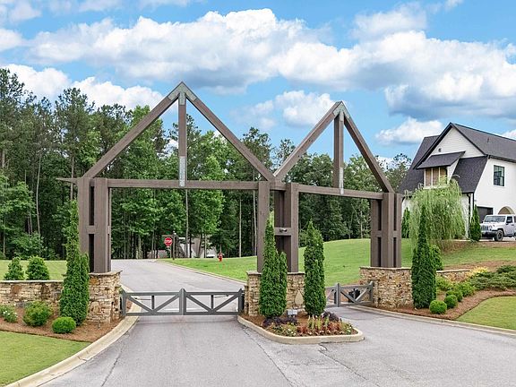 2nd image of 700 Hickory Holw