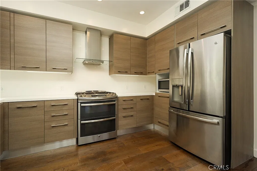3 bed, 1504 sqft, $7,695 — Photo 3