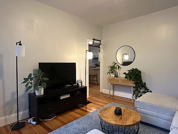 4th image of 18 Joy St Floor 1