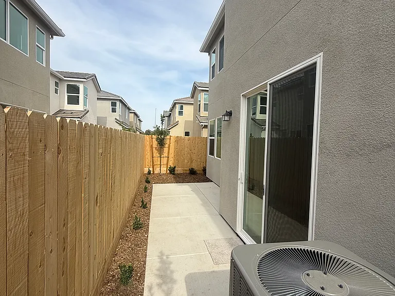 1519 Redbrick Ln — Photo 8