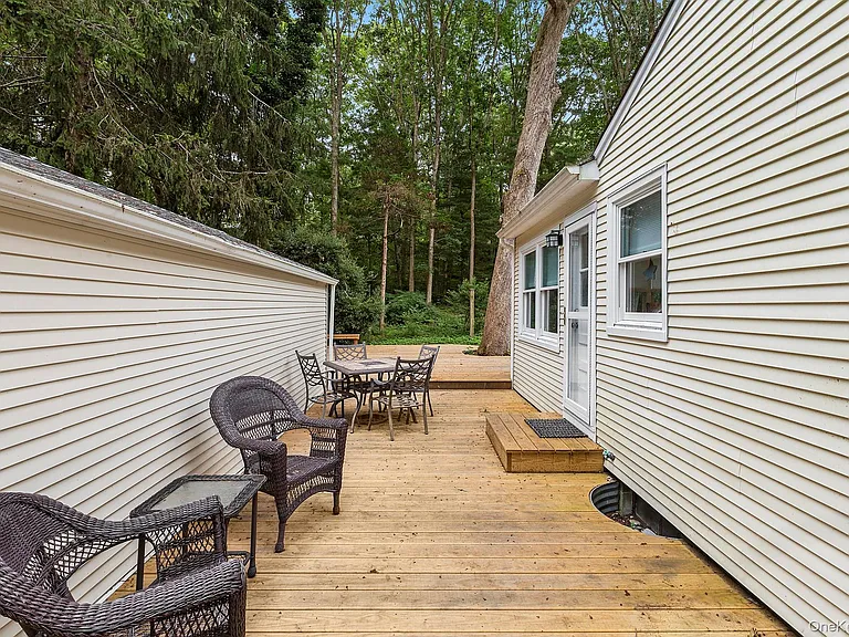 115 W Cove Rd — Photo 4
