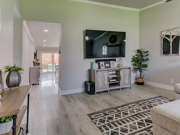 5th image of 160 Jennifer Ln