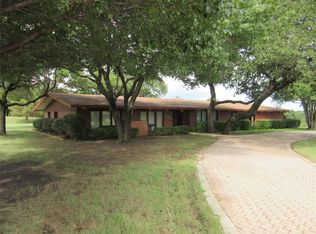 901 Bennett Dr, Bowie, TX 76230