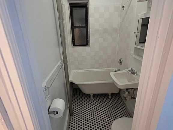 5th image of 166 W 107th St APT 4D