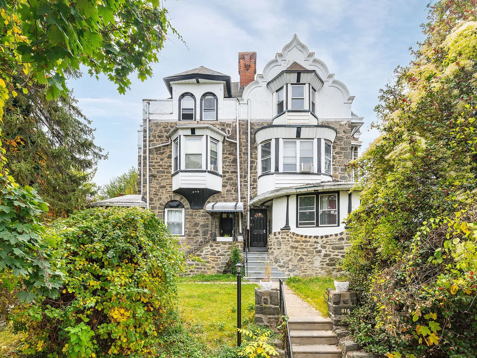 Stunning Newly Updated, Large 1 Bedroom in Overbrook Available Now — Photo 2