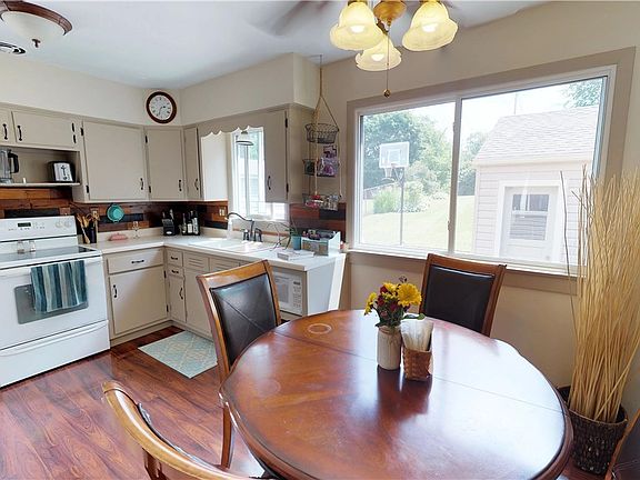 3rd image of 3692 Argonne St