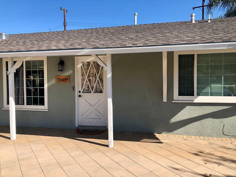 Welcome home to this wonderful home in a quiet neighborhood on the North Tustin border. Close to Orange, too.