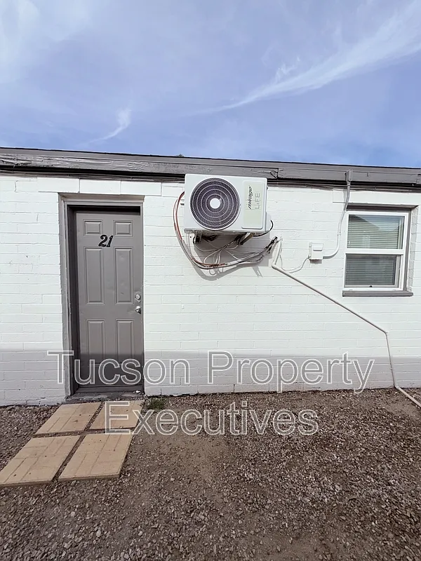 Studio, 1.0 bath, 350 sqft, $750 — Photo 1