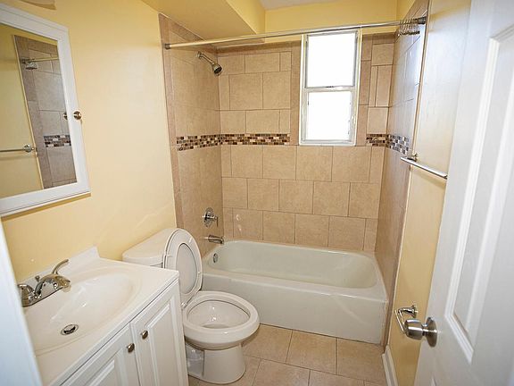 5th image of 849 30th St W #2