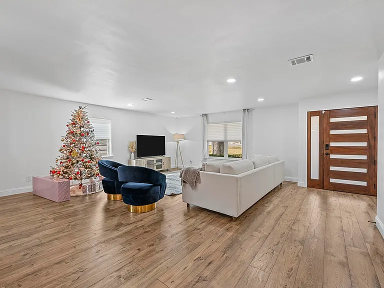 9806 Parkford Dr — Photo 10