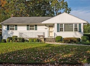 900 Maplecrest Dr, Bellmore, NY 11710