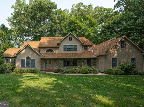 400 Captain Robinson Dr, Avondale, PA 19311