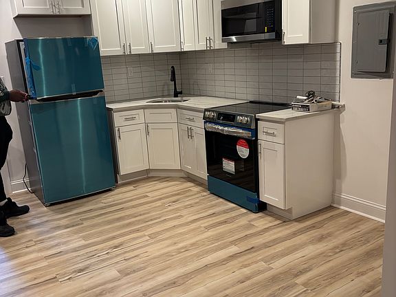 5th image of 1018 W Schiller St #B
