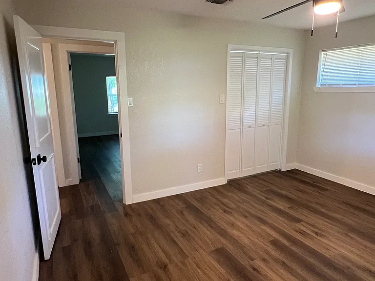 14784 FM 121 — Photo 15