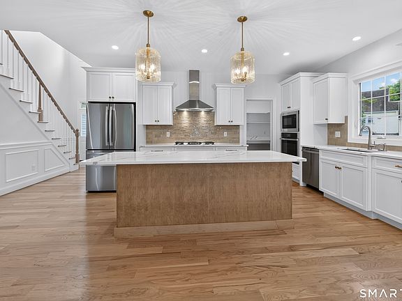 4th image of 10 Maple Avenue