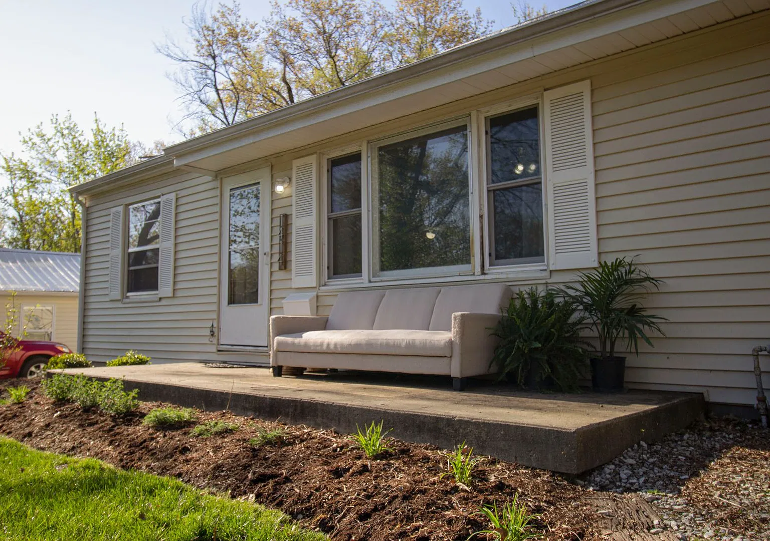 Open 2 Bed / 1 Bath Single Family Home — Photo 1