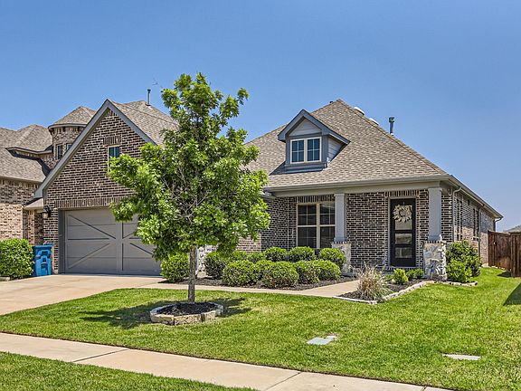 View of front of property featuring a front lawn