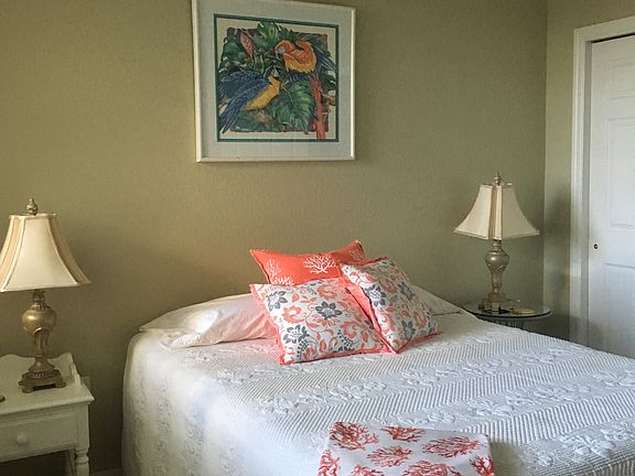 Guest bedroom with queen bed