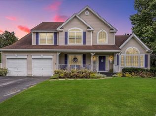 4 Greenbrush Ct, Greenlawn, NY 11740