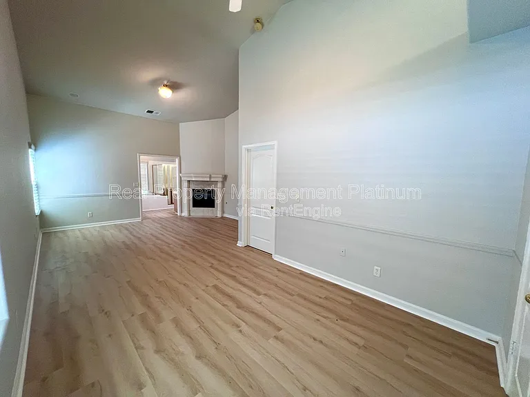 2552 E Kelso Ave — Photo 4