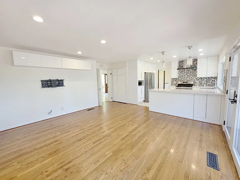 105 Dover Ct — Photo 9