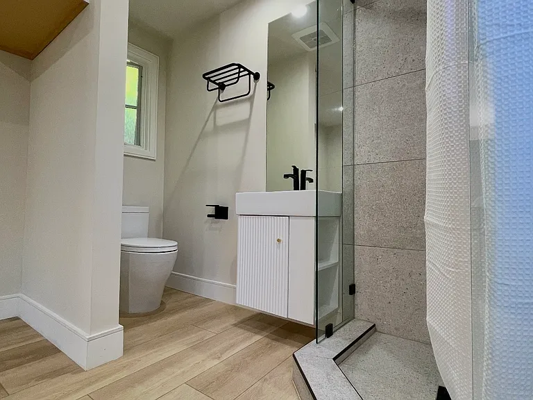 2525B Waverley St — Photo 10