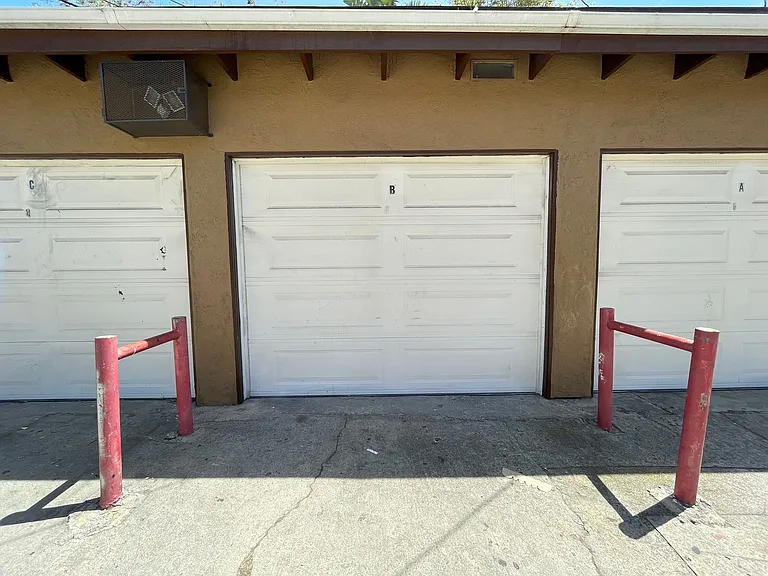 735 W 4th St — Photo 55