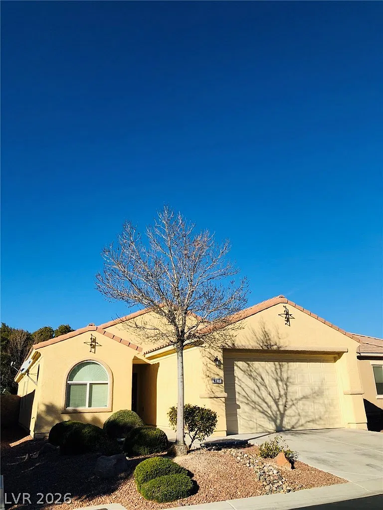 3 bed, 2.0 bath, 1894 sqft, $2,295 — Photo 2