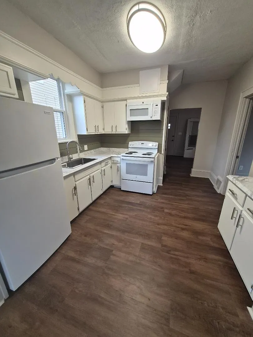 Unit Photo - 323 Bedford Ave NW