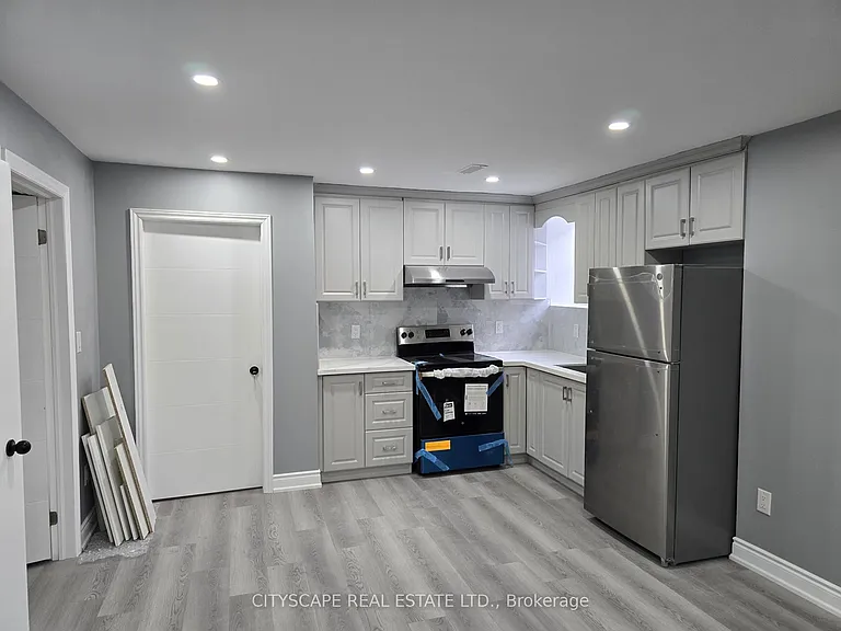 306 Bessborough Dr — Photo 2