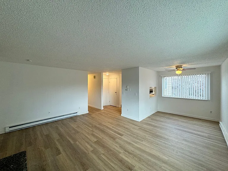 Stunning 2 Bed, 1 Bath w/ Laundry & AC in Lincoln Heights! — Photo 4