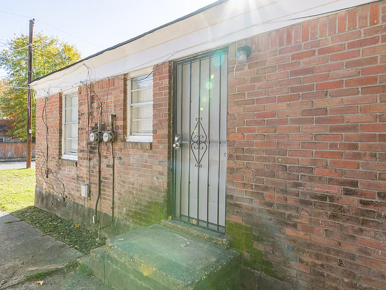 1677 Echles St — Photo 12