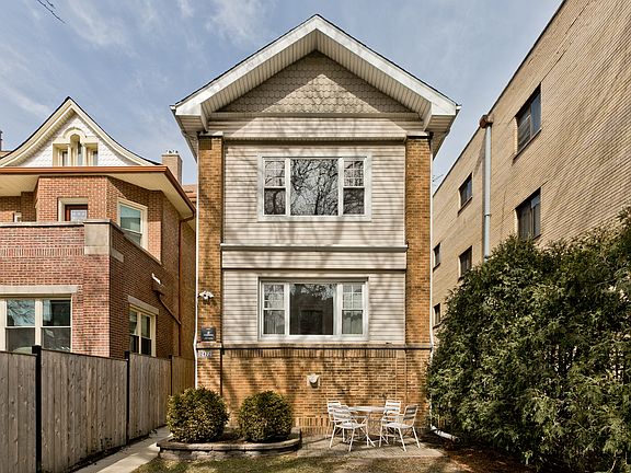 2nd image of 2422 W Foster Ave #G