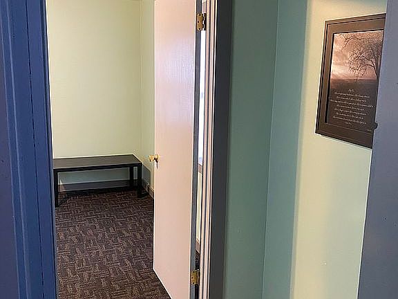 Closet/hallway to bed/bath