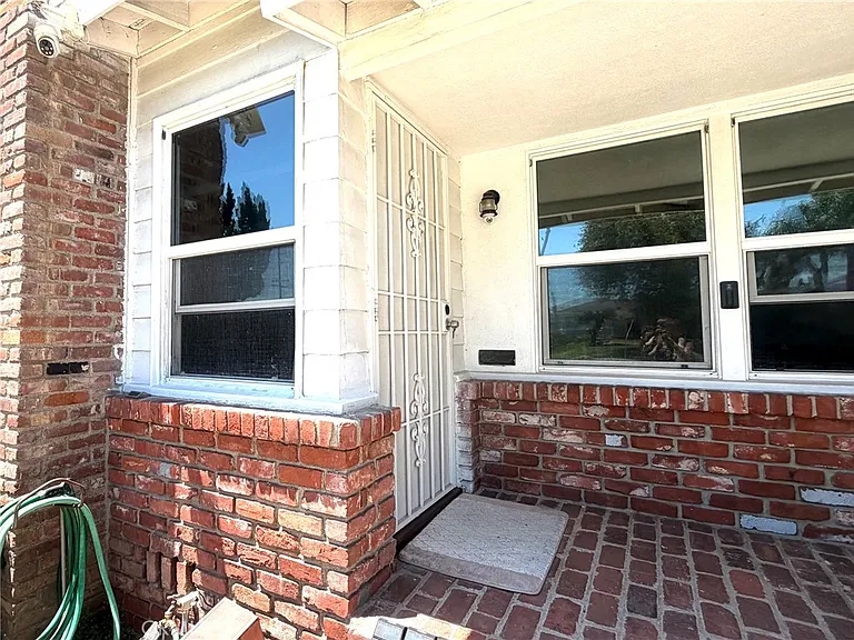 1023 E Thelborn St — Photo 2