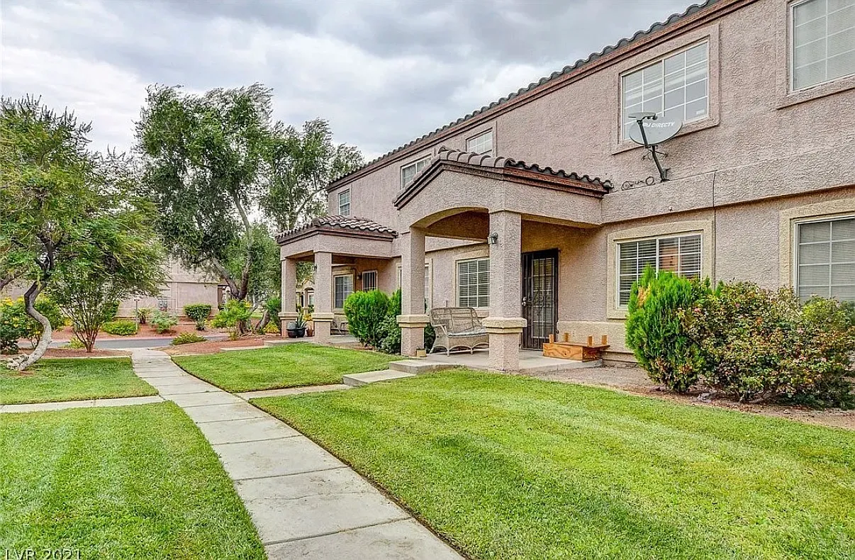 3 bed, 2.5 bath, 1225 sqft, $2,300 — Photo 2